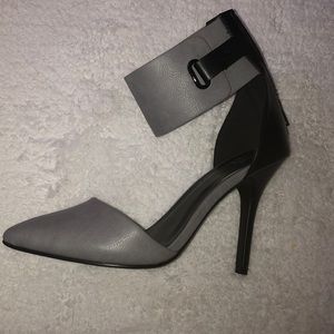 Pointed toe pumps/heels